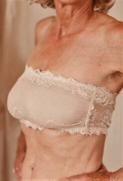 Bandeau Sans Armature Greta -Lingerie Sensuel Boutique bandeau greta sans armature couleur chair janira