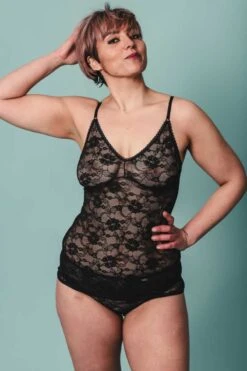 Débardeur Noir En Dentelle Forme Poitrine