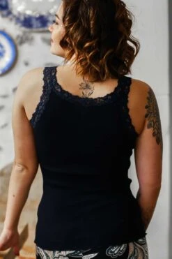 Débardeur Col V En Dentelle Dentelle Laine Et Soie Bleu Marine -Lingerie Sensuel Boutique top sans manche laine et soie bleu marine fraly 1